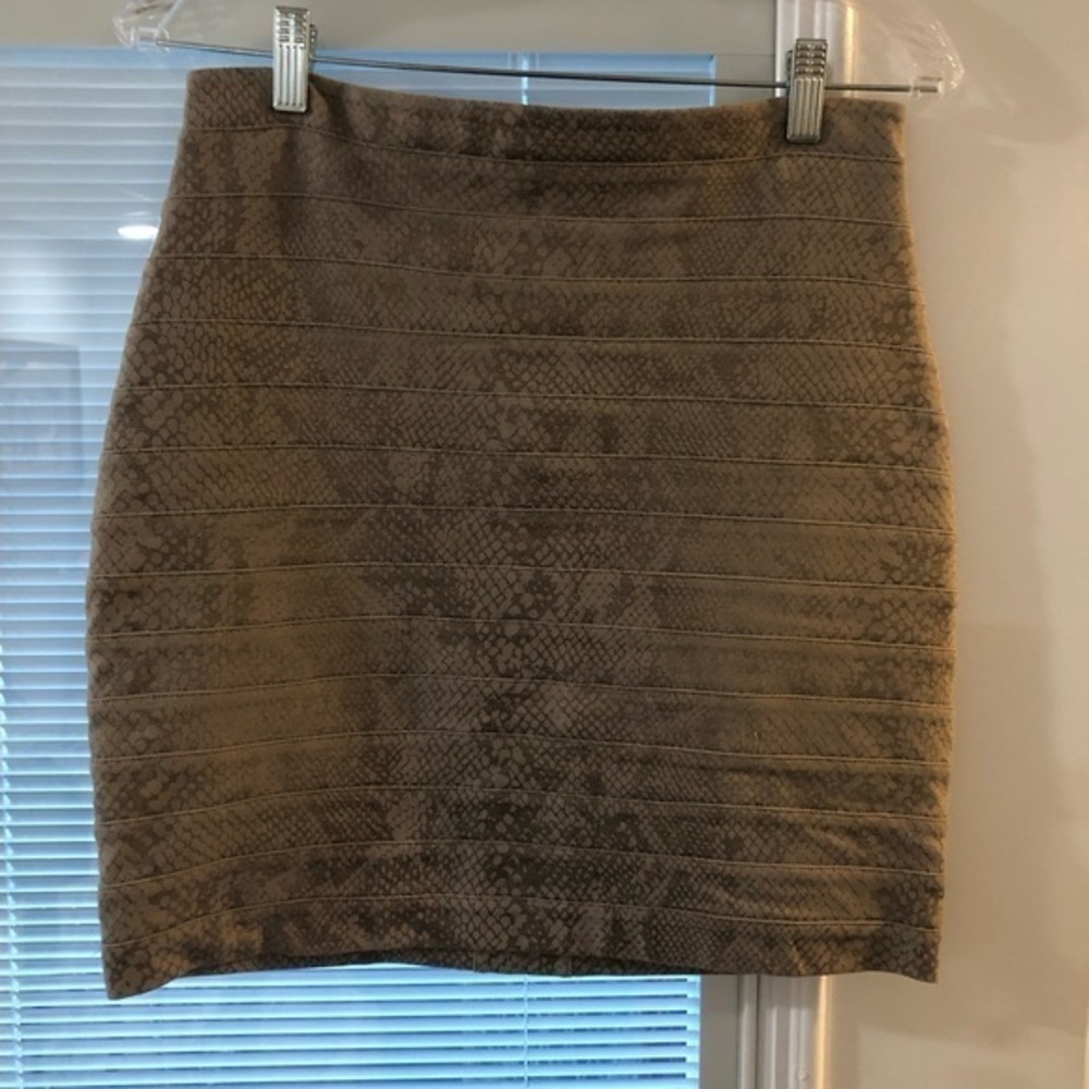 Express pin skirt beige size 4